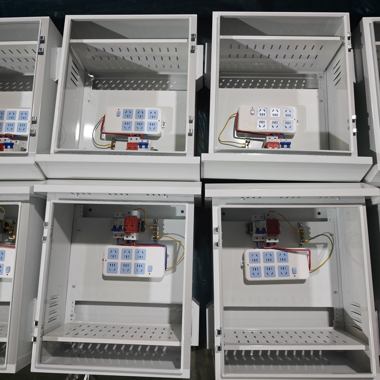 Ouyue Electric ၏ ပြင်ပမိုးဒဏ်ခံနိုင်သော ဖြန့်ဖြူးရေးသေတ္တာ၏ အမြောက်အမြား ထုတ်လုပ်နေသည့် ဓာတ်ပုံများ- စာရွက်သတ္တုခွံမှ စက်တပ်ဆင်မှု အပြီးသတ်သည်အထိ လုပ်ငန်းစဉ် အပြည့်အစုံ ပြသခြင်း