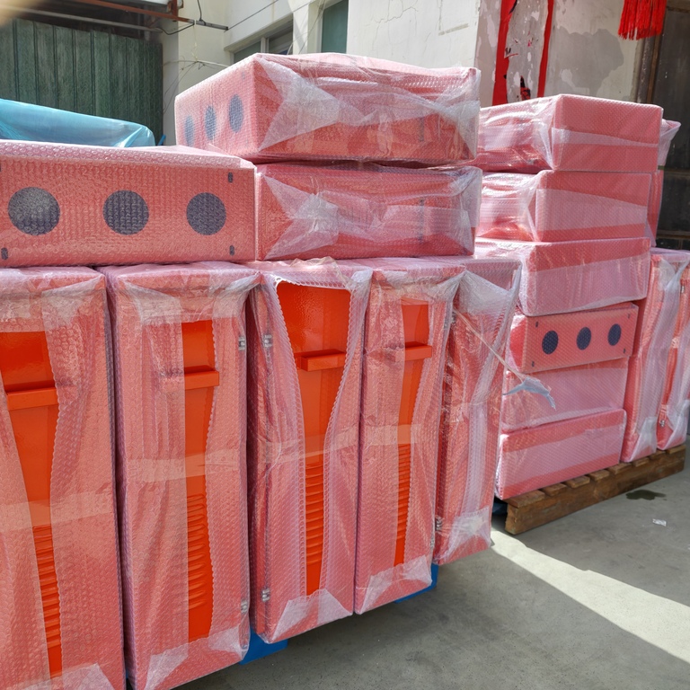 Ouyue Electric ၏တောက်ပသောလိမ္မော်ရောင်ဖြန့်ချီသည့်သေတ္တာများကို အမေရိကန်ပြည်ထောင်စုတွင် တစ်ပြိုင်နက်ရရှိနိုင်ပါသည်- အသေးစားသတိပေးမော်ဒယ်နှင့် အလတ်စားခရီးဆောင်မော်ဒယ်ကို တူညီသောအသုတ်တွင် ထုပ်ပိုးထားသည်။ ဘေးကင်းရေးတံဆိပ်များနှင့် ခရီးဆောင်ဒီဇိုင်းများသည် မြောက်အမေရိကရှိ လုပ်ငန်းခွင်အခြေအနေများနှင့် လိုက်ဖက်ပါသည်။