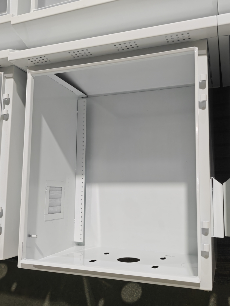 Rain Hood နှင့် Insect-Proof Ventilation ပါရှိသော Stainless Steel Distribution Box